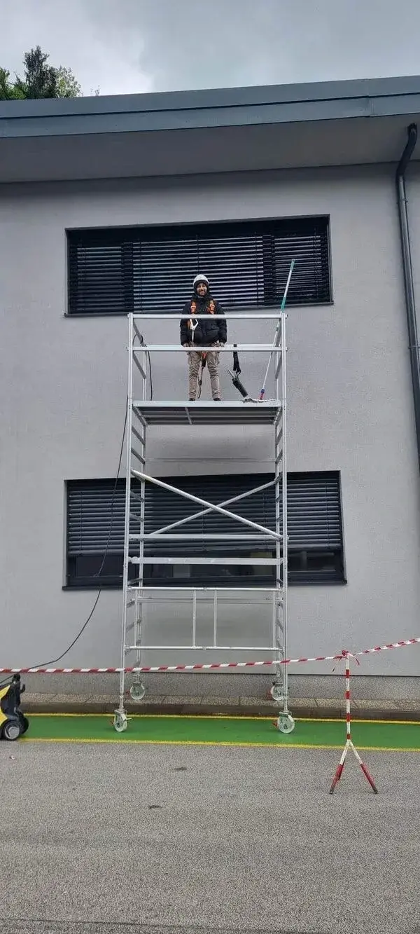 Čistilec Dante Servis na delovni rampi za delo na višini